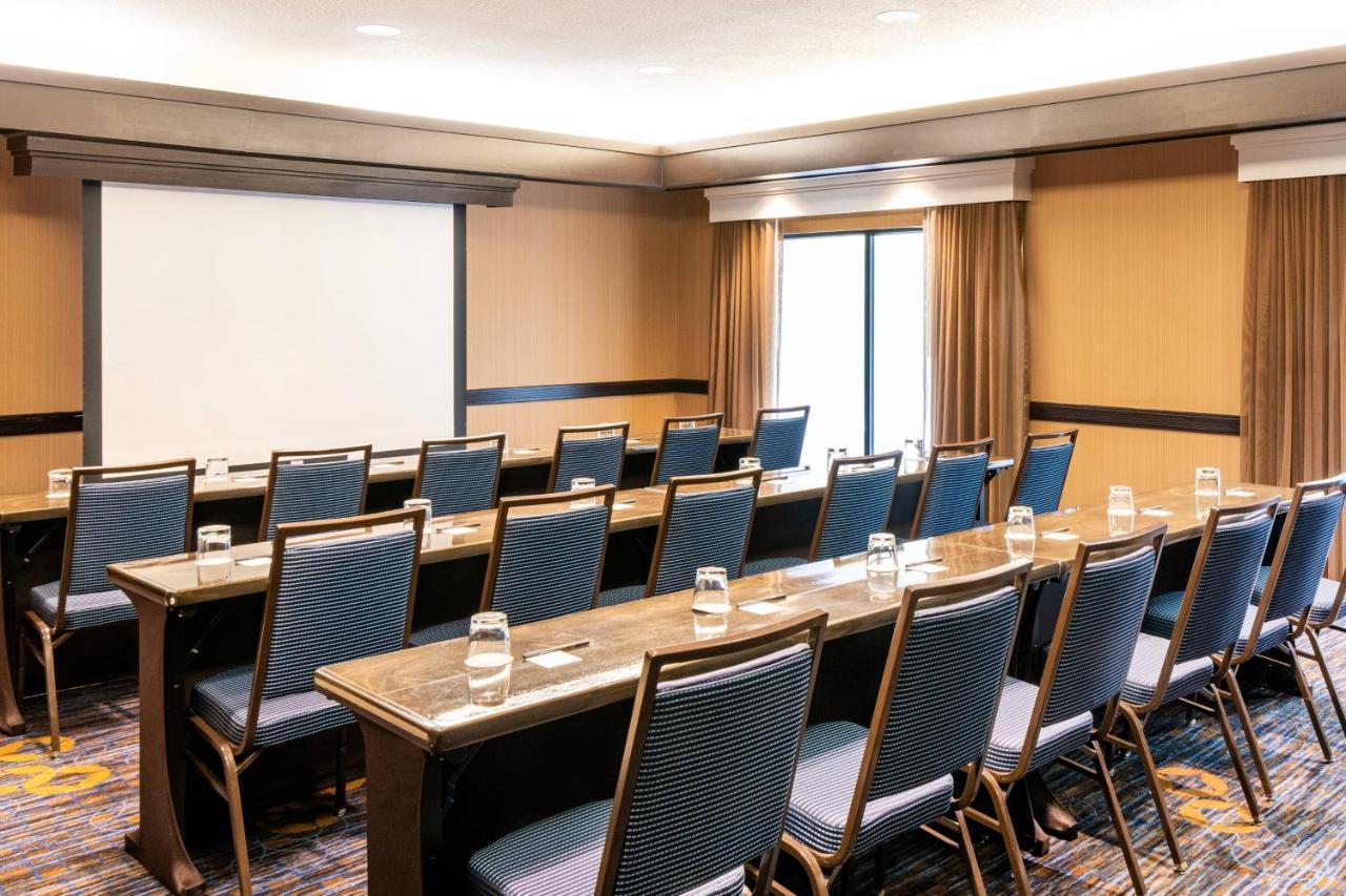 Hotel Country & By Radisson, Columbus-edinburgh 3*
