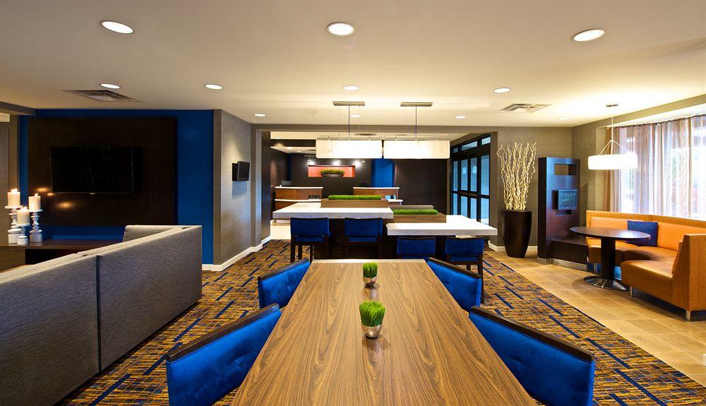 Country & By Radisson, Columbus-edinburgh Hotel Columbus