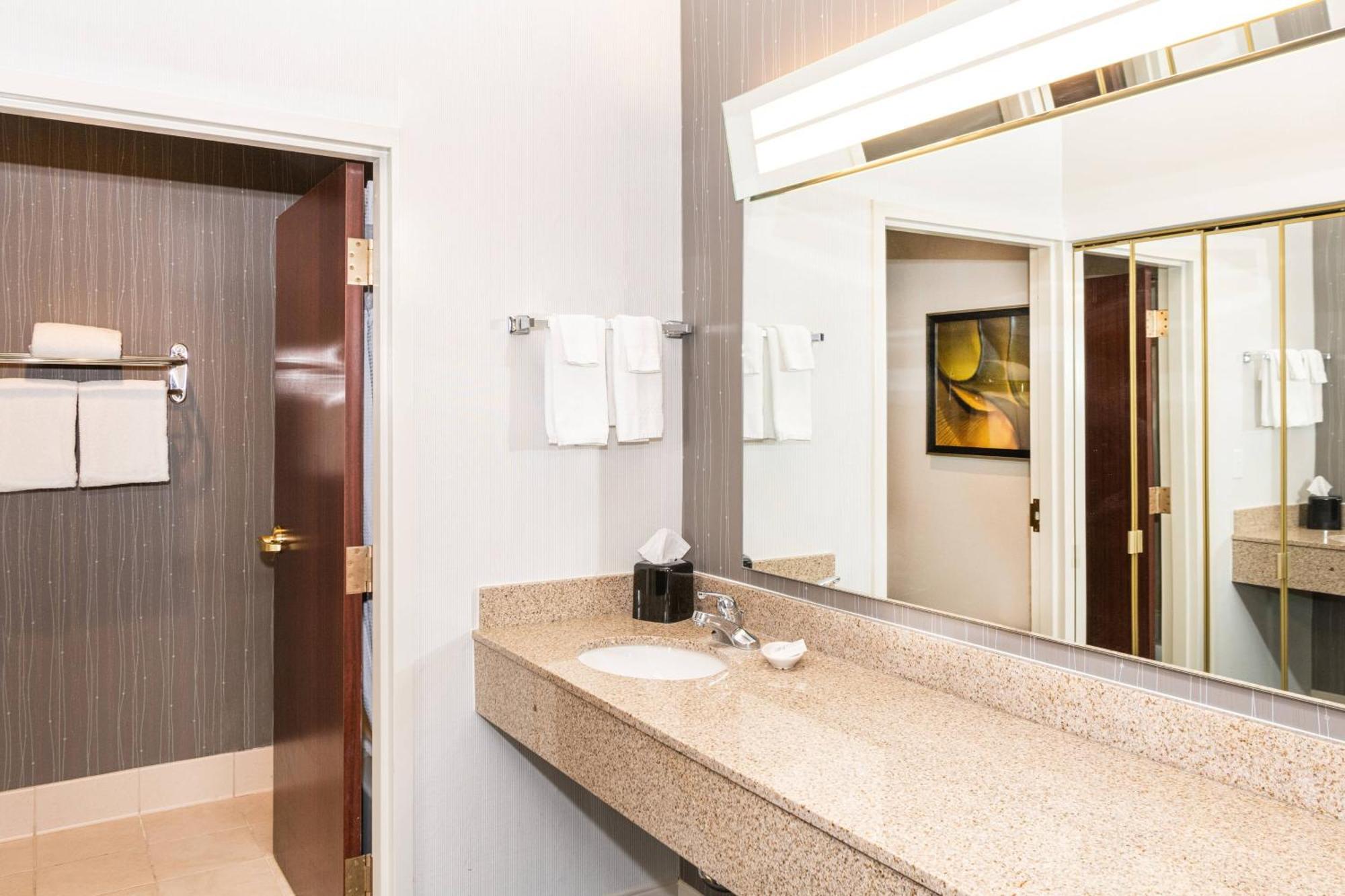 Hotel Country & By Radisson, Columbus-edinburgh 3*