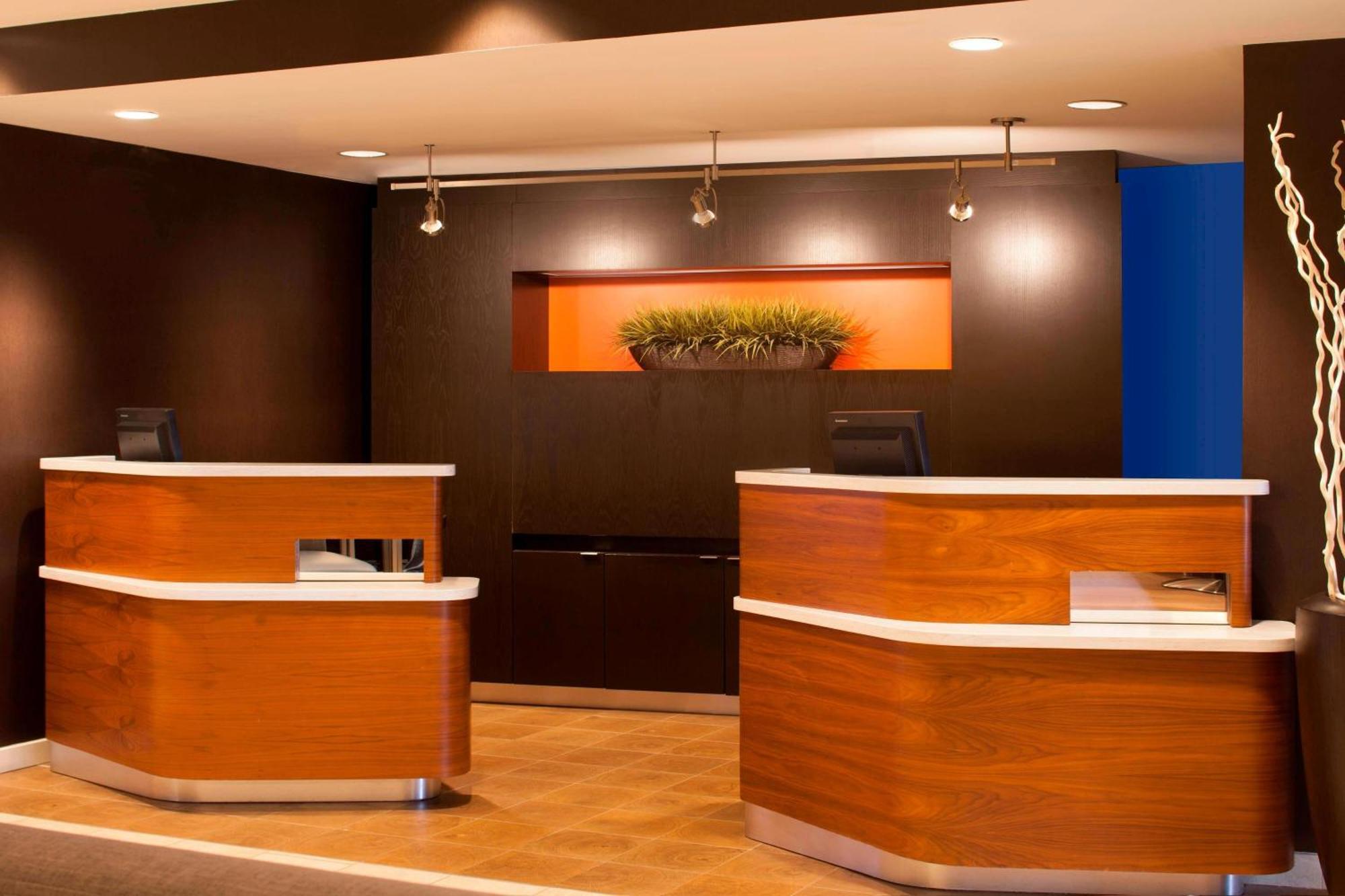 Hotel Country & By Radisson, Columbus-edinburgh
