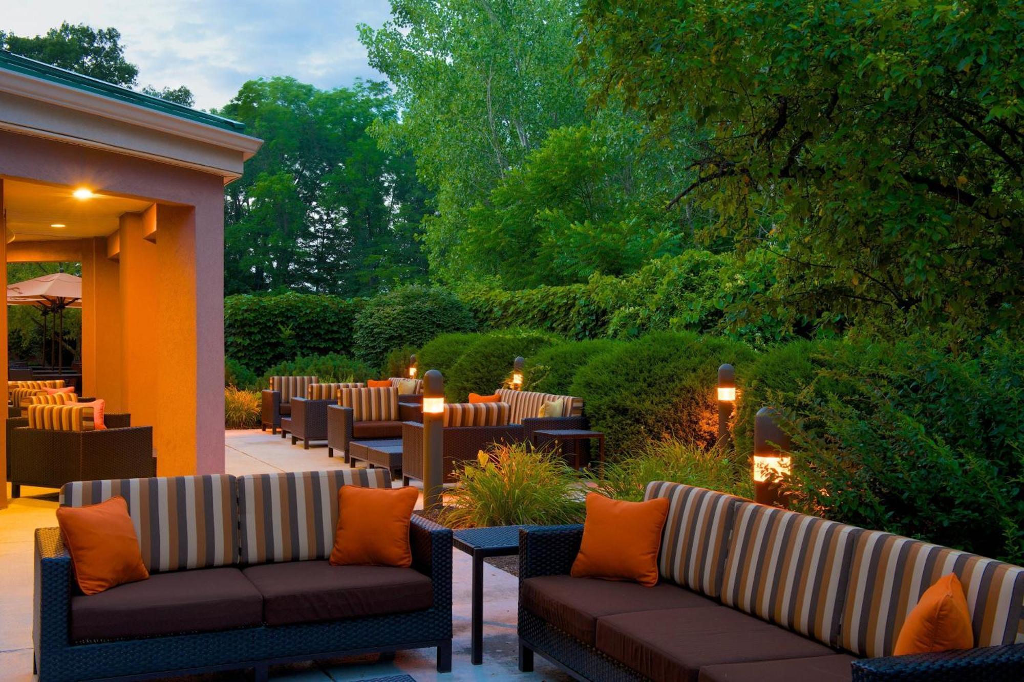 Country & By Radisson, Columbus-edinburgh