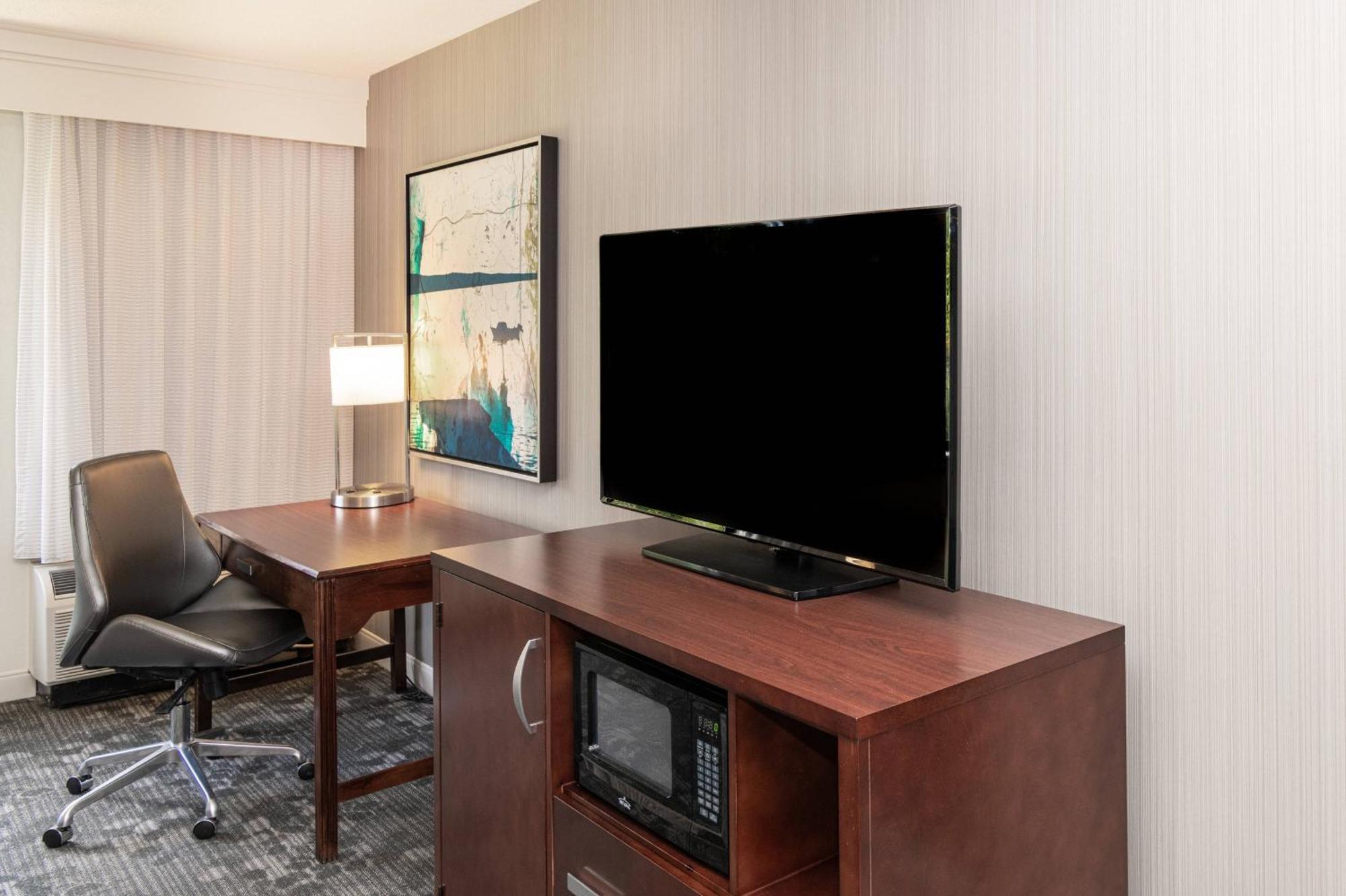 Country & By Radisson, Columbus-edinburgh Hotel 3*