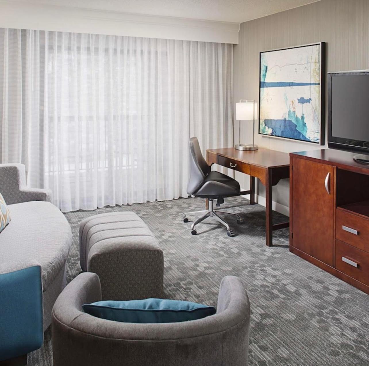 Country & By Radisson, Columbus-edinburgh Hotel 3*