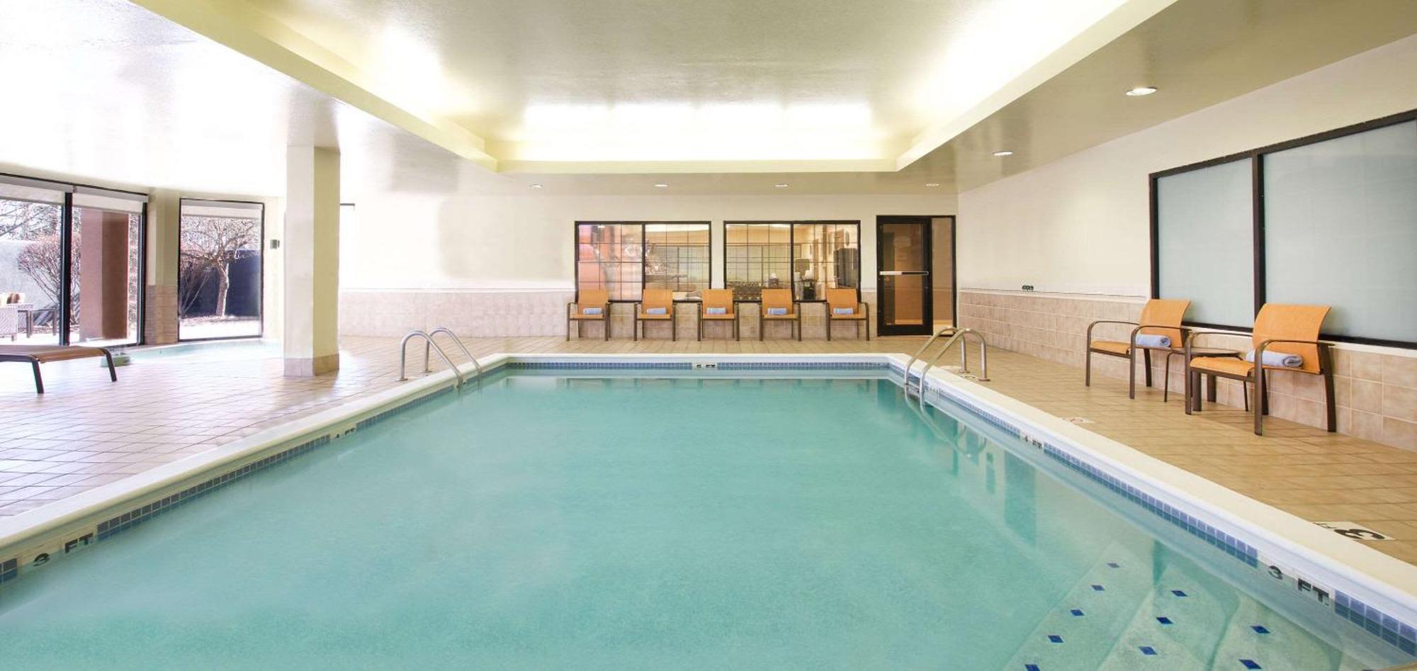 Country & By Radisson, Columbus-edinburgh Hotel