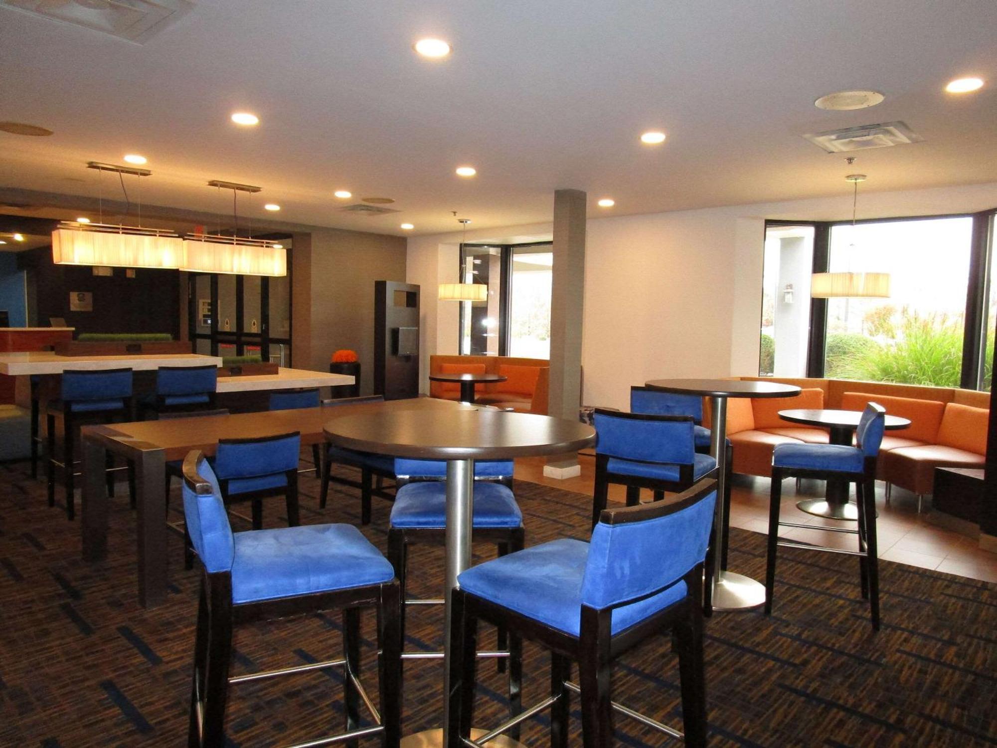 Country & By Radisson, Columbus-edinburgh Hotel Columbus