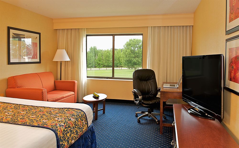Country & By Radisson, Columbus-edinburgh