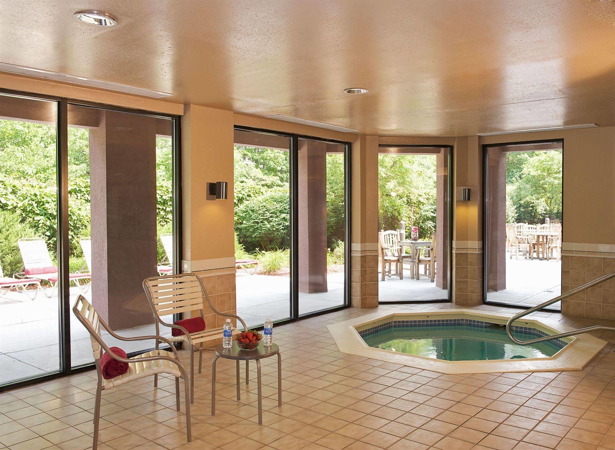Hotel Country & By Radisson, Columbus-edinburgh Columbus
