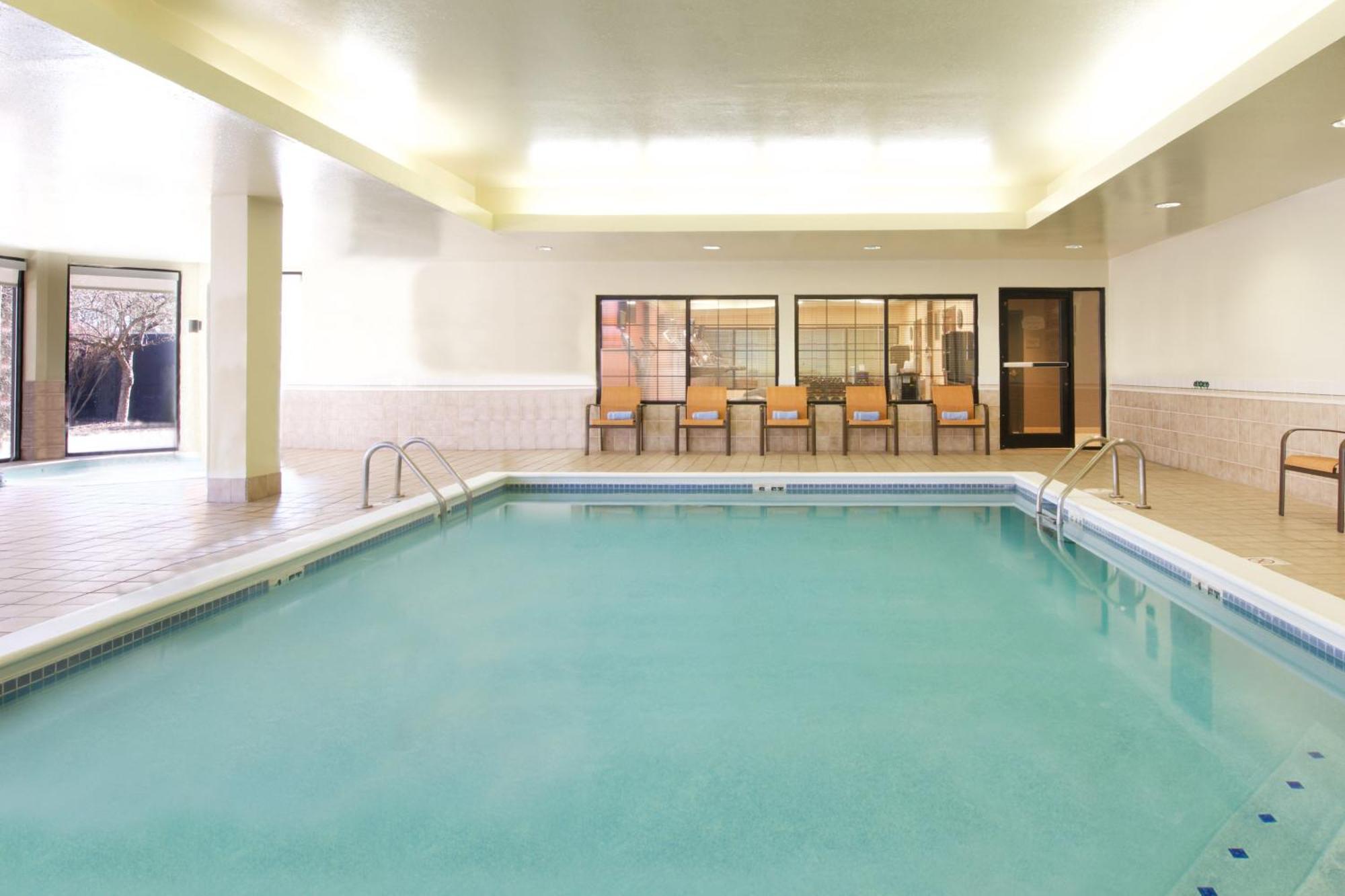 Hotel Country & By Radisson, Columbus-edinburgh Columbus