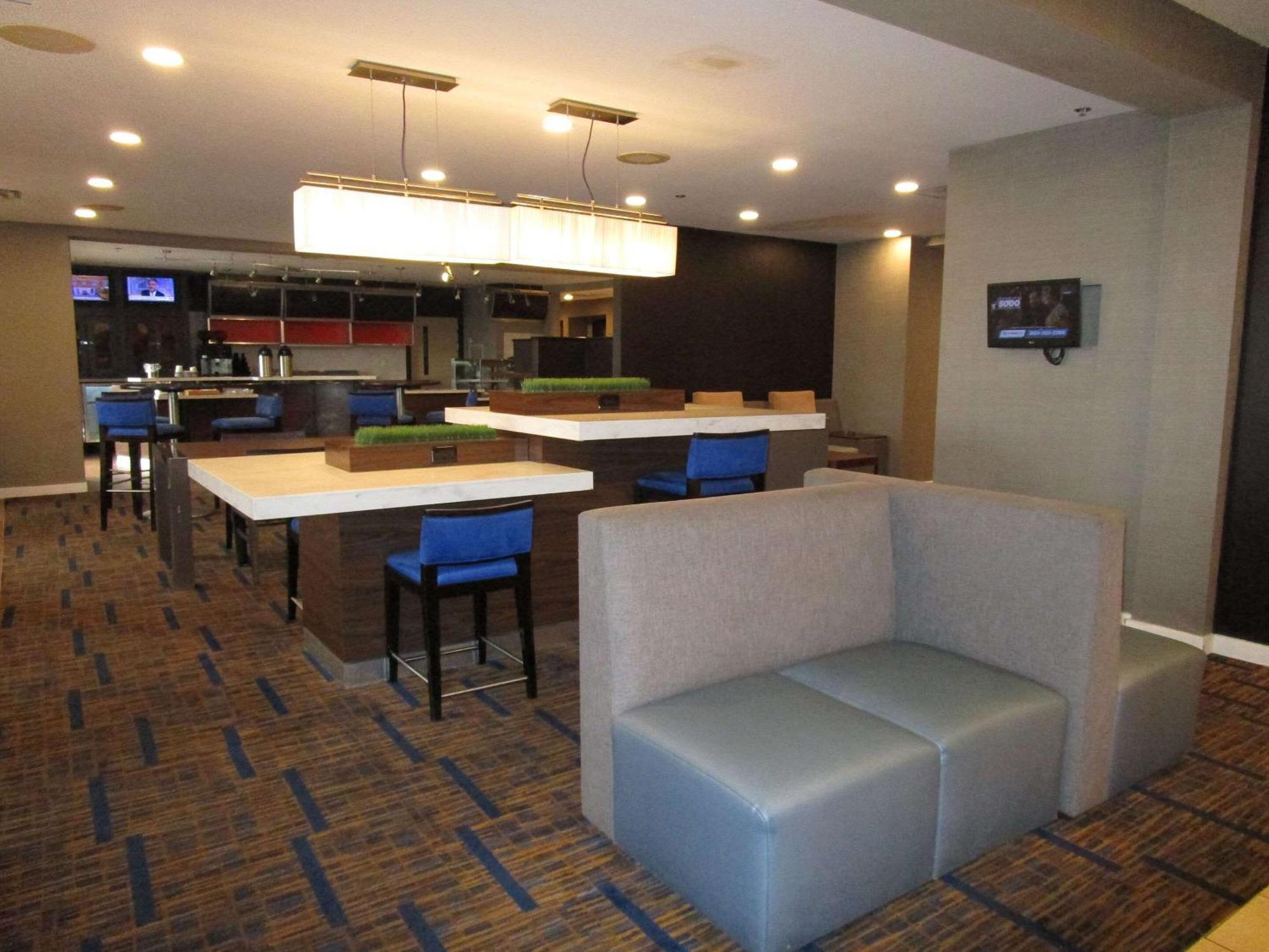 Hotel Country & By Radisson, Columbus-edinburgh 3*