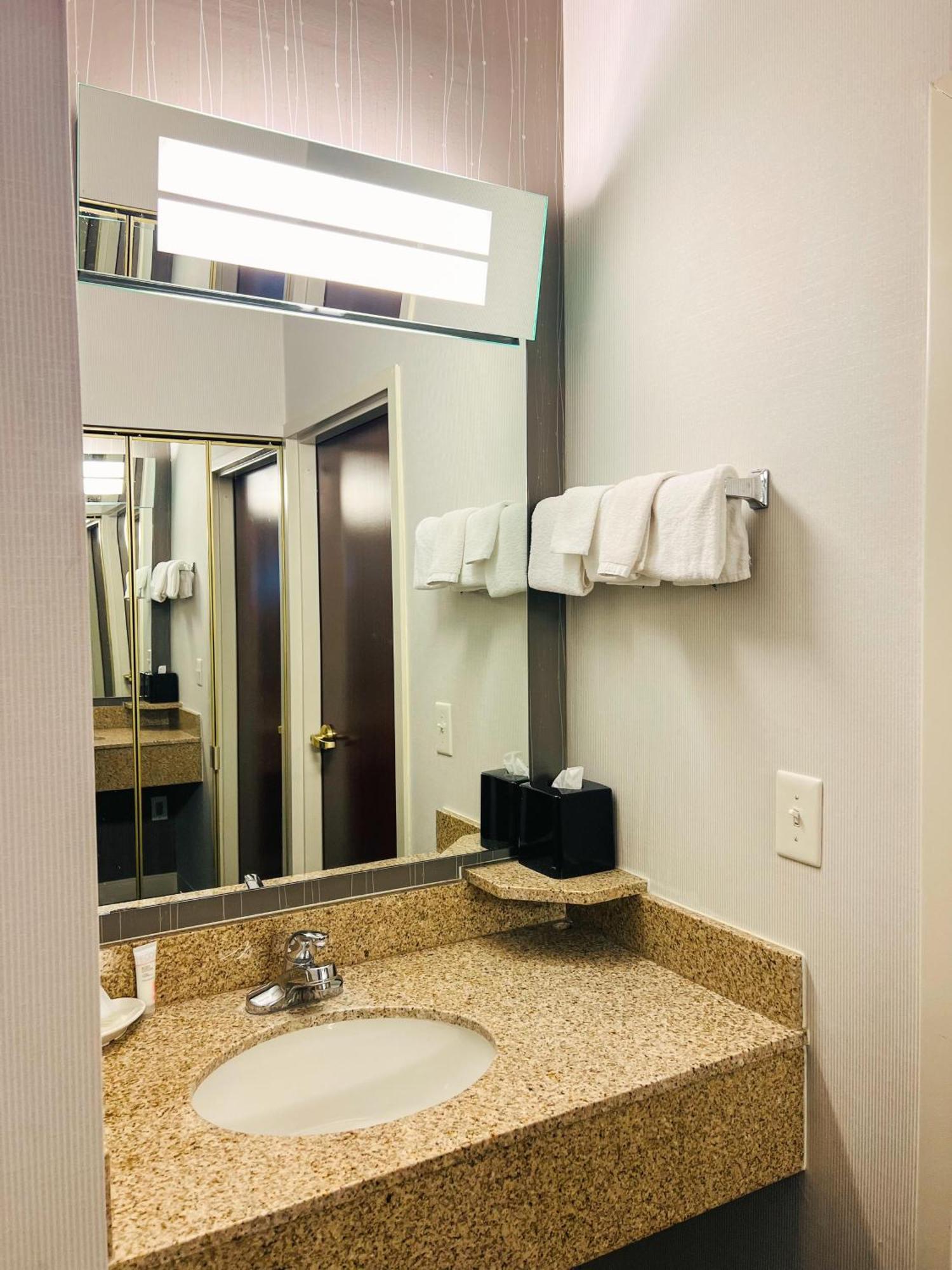 Hotel Country & By Radisson, Columbus-edinburgh