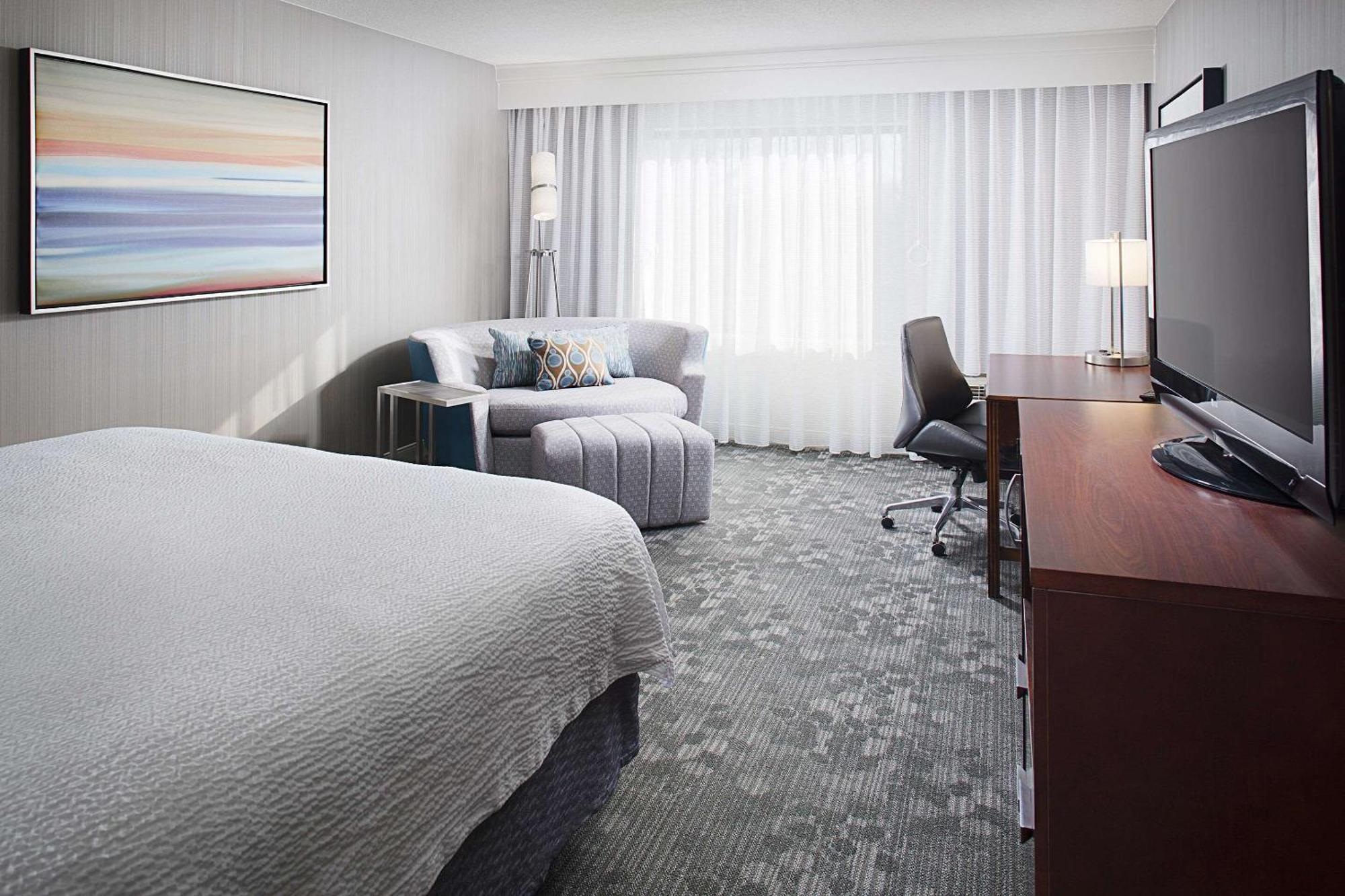 Country & By Radisson, Columbus-edinburgh