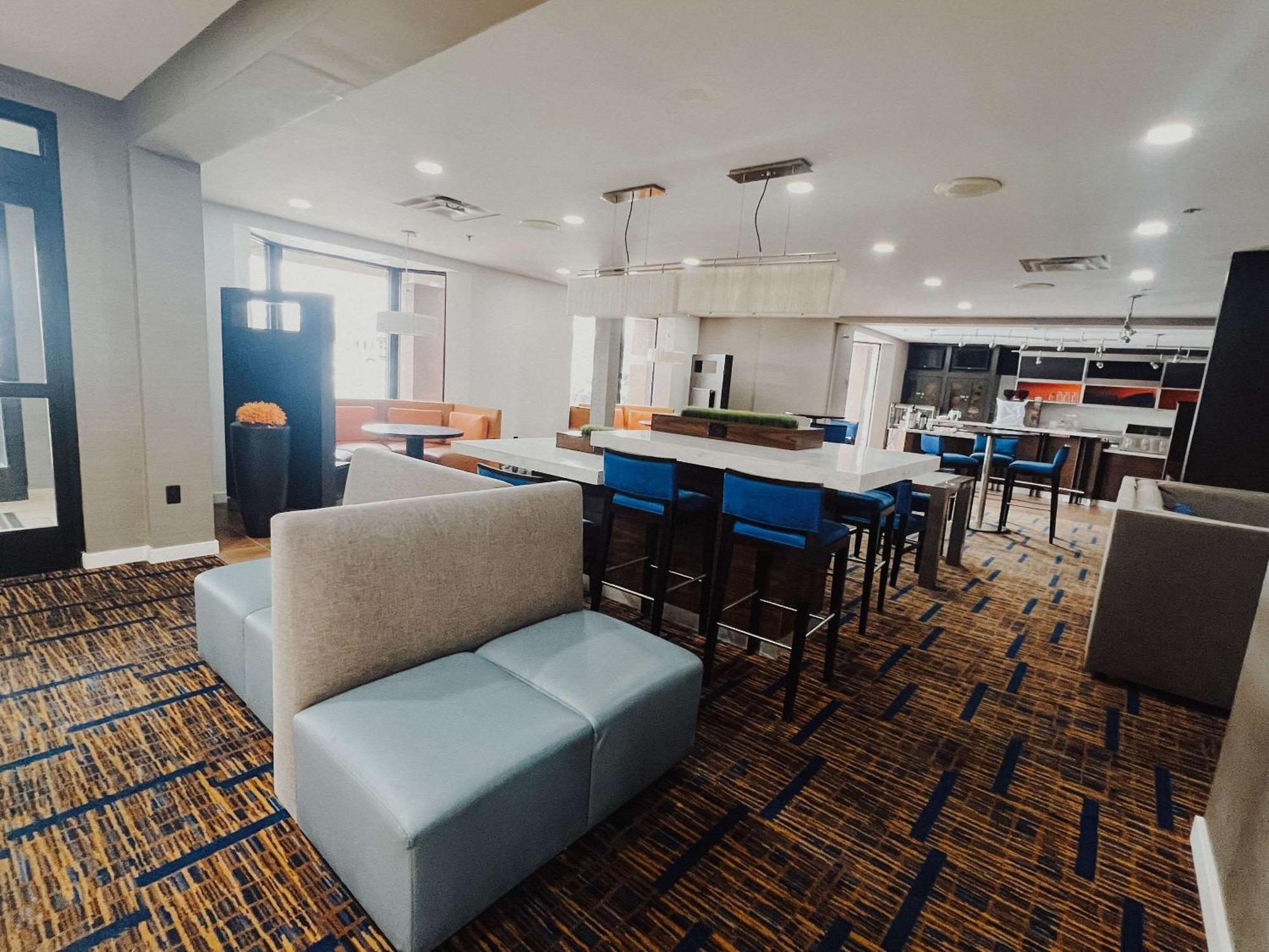 Country & By Radisson, Columbus-edinburgh Hotel Columbus