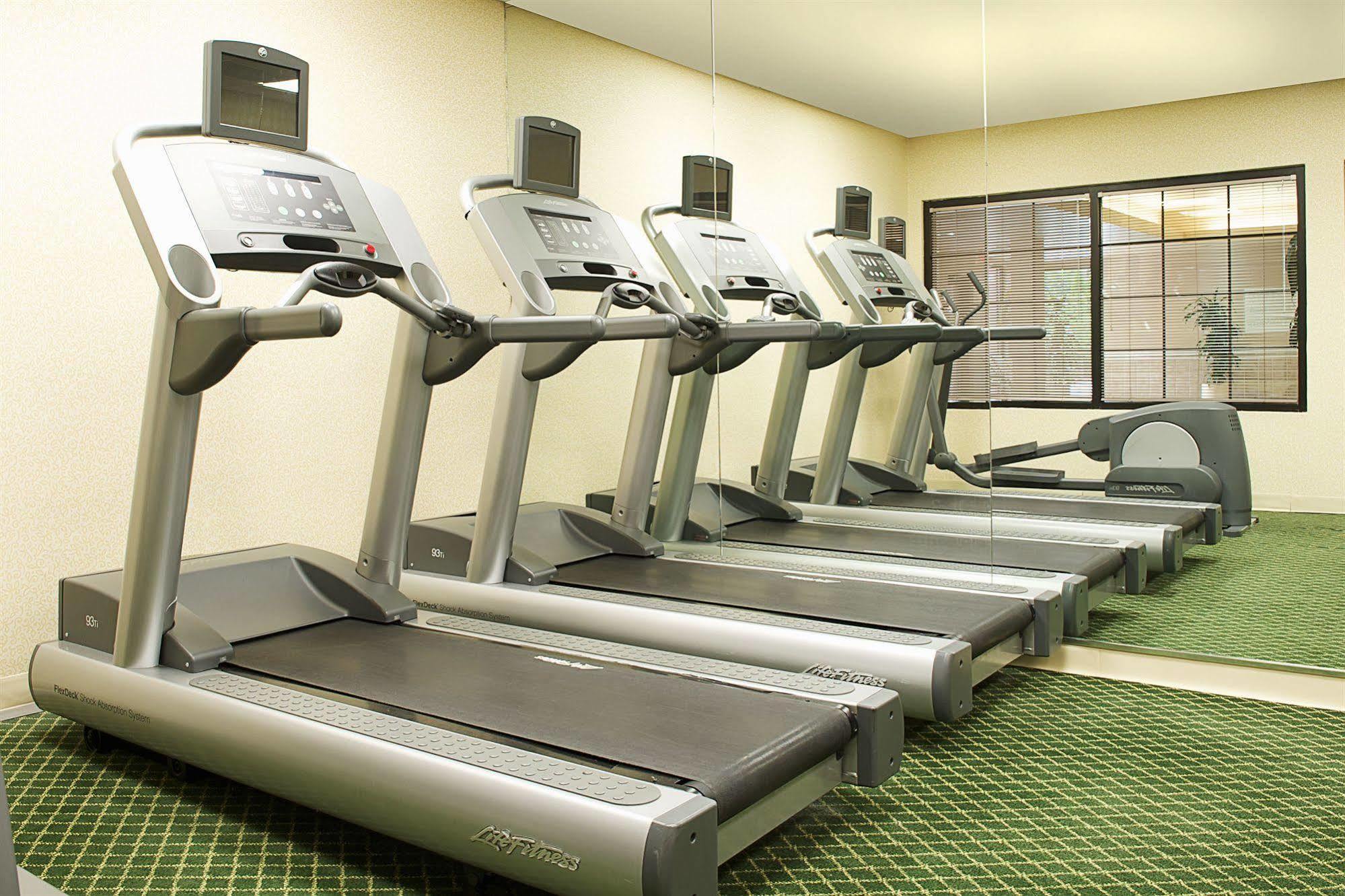 Country & By Radisson, Columbus-edinburgh Hotel